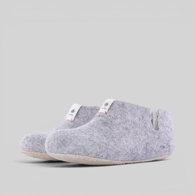 Baabuk Yves Kids light grey wool slippers with natural crepe rubber soles and a small brand logo tab.